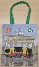 Stoffbeutel mit Berliner S-Bahn der Baureihe 480 481 483 vor dem Brandenburger Tor